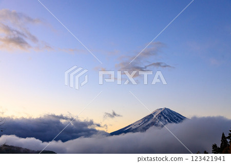 初冬白雪皚皚的富士山,在雲層之上清晰可見 初冬白雪皚皚的富士山,在雲層之上清晰可見 123421941