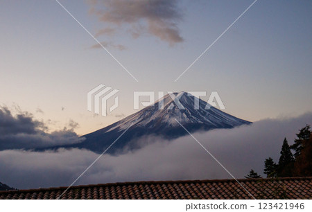 初冬白雪皚皚的富士山,在雲層之上清晰可見 初冬白雪皚皚的富士山,在雲層之上清晰可見 123421946