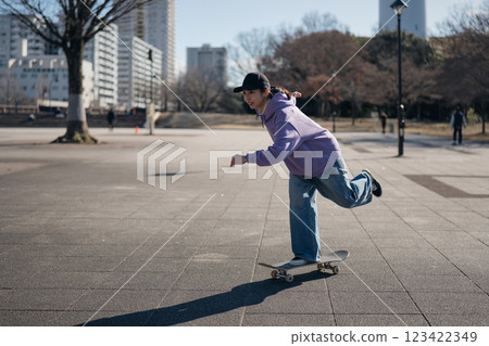 騎滑板的婦女 123422349