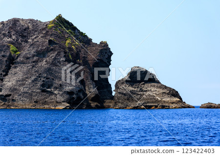 白色的海浪拍打著礁石的 Hirizo 海灘的藍色大海非常美麗。 白色的海浪拍打著礁石的 Hirizo 海灘的藍色大海非常美麗。 123422403