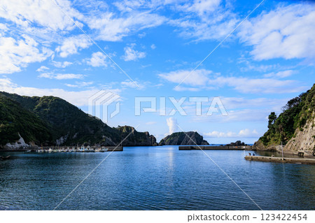 中木港的景色。 前景中可以看到中木濱海灘,近海處有巨大的積雨雲和大根島。 Hirizo海灘位於大根島的左邊。 中木港的景色。 前景中可以看到中木濱海灘,近海處有巨大的積雨雲和大根島。 Hirizo海灘位於大根島的左邊。 123422454