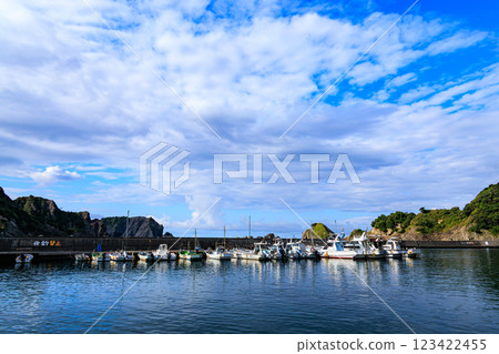 中木港的景色。 前景中可以看到中木濱海灘，近海處有巨大的積雨雲和大根島。 Hirizo海灘位於大根島的左邊。 123422455