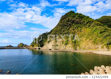 中木濱美麗的藍色海水及其動態的地形和地質層。 可以清楚看到火山熔岩冷卻形成的柱狀節理。 中木濱美麗的藍色海水及其動態的地形和地質層。 可以清楚看到火山熔岩冷卻形成的柱狀節理。 123422494