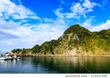 The beautiful blue sea of Nakagihama and the dynamic topography and strata. You can clearly see the columnar joints formed by the cooling of volcanic lava. 123422495