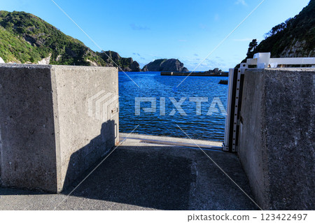The beautiful blue sea of Nakagihama and the dynamic topography and strata. You can clearly see the columnar joints formed by the cooling of volcanic lava. 123422497