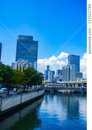 [Osaka scenery] Buildings along the river in the Yodoyabashi area 123422749