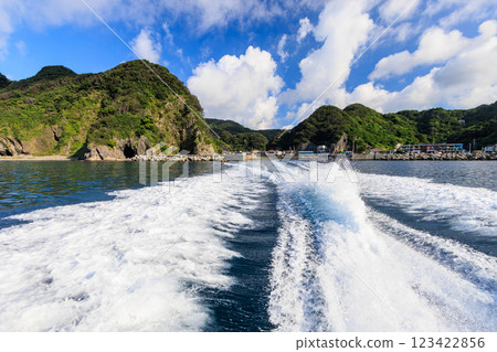 Skin divers and snorkelers boarding a fishing boat from Hirizohama Ferry and heading out into the blue sea at Nakagi Hirizohama, Minamiizu-cho, Kamo-gun Skin divers and snorkelers boarding a fishing boat from Hirizohama Ferry and heading out into the blue sea at Nakagi Hirizohama, Minamiizu-cho, Kamo-gun 123422856
