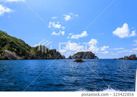 Skin divers and snorkelers boarding a fishing boat from Hirizohama Ferry and heading out into the blue sea at Nakagi Hirizohama, Minamiizu-cho, Kamo-gun 123422858