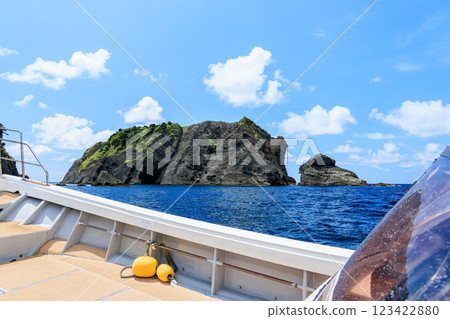 從廣島縣賀茂郡南伊豆町中木廣島濱渡輪出海的潛水員和浮潛者 123422880