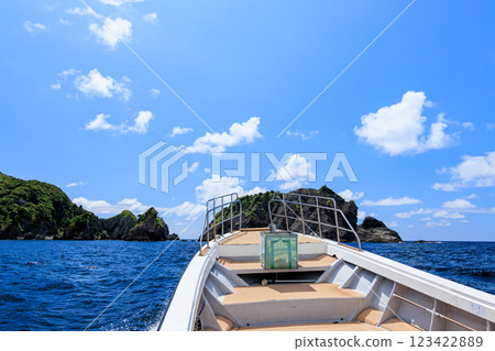 Skin divers and snorkelers boarding a fishing boat from Hirizohama Ferry and heading out into the blue sea at Nakagi Hirizohama, Minamiizu-cho, Kamo-gun 123422889