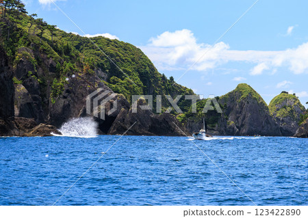 Skin divers and snorkelers boarding a fishing boat from Hirizohama Ferry and heading out into the blue sea at Nakagi Hirizohama, Minamiizu-cho, Kamo-gun Skin divers and snorkelers boarding a fishing boat from Hirizohama Ferry and heading out into the blue sea at Nakagi Hirizohama, Minamiizu-cho, Kamo-gun 123422890