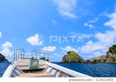 Skin divers and snorkelers boarding a fishing boat from Hirizohama Ferry and heading out into the blue sea at Nakagi Hirizohama, Minamiizu-cho, Kamo-gun 123422893