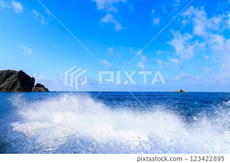 Skin divers and snorkelers boarding a fishing boat from Hirizohama Ferry and heading out into the blue sea at Nakagi Hirizohama, Minamiizu-cho, Kamo-gun 123422895