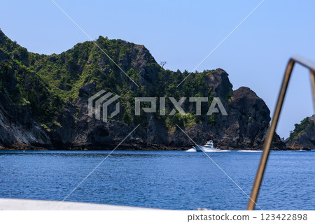 從廣島縣賀茂郡南伊豆町中木廣島濱渡輪出海的潛水員和浮潛者 123422898