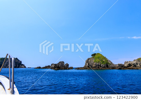 Skin divers and snorkelers boarding a fishing boat from Hirizohama Ferry and heading out into the blue sea at Nakagi Hirizohama, Minamiizu-cho, Kamo-gun 123422900