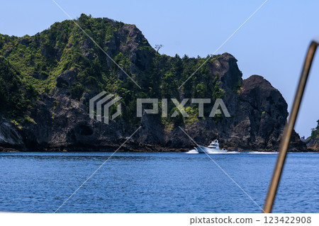 Skin divers and snorkelers boarding a fishing boat from Hirizohama Ferry and heading out into the blue sea at Nakagi Hirizohama, Minamiizu-cho, Kamo-gun 123422908