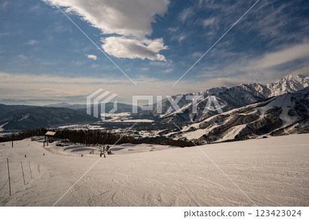 長野縣白馬村的滑雪場和北阿爾卑斯山脈 長野縣白馬村的滑雪場和北阿爾卑斯山脈 123423024