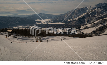 長野縣白馬村的滑雪場和北阿爾卑斯山脈 長野縣白馬村的滑雪場和北阿爾卑斯山脈 123423025