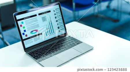 有一台電腦的房間。企業形象 123423888