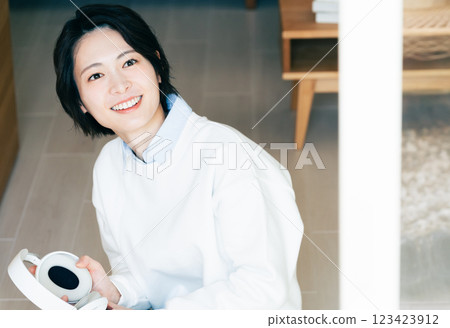 窗邊戴耳機的女人 123423912