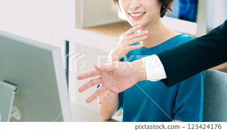 女商人從老闆那裡得到建議 123424176
