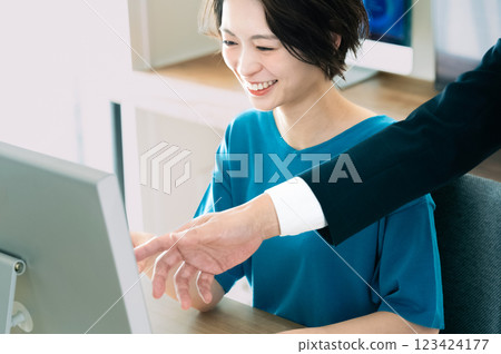 女商人從老闆那裡得到建議 123424177