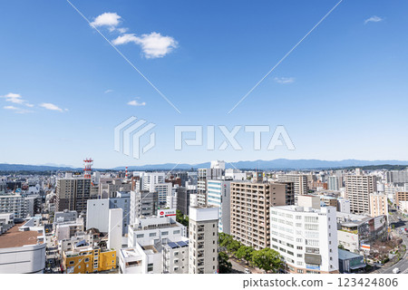 宮崎縣宮崎市：從JR宮崎站附近眺望宮崎市的街景 123424806