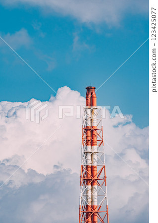 煙囪在藍天的映襯下升起 煙囪在藍天的映襯下升起 123425077