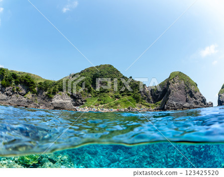 A half-surface shot of the beautiful sea of Hirizo Beach. Hirizo Beach, Nakagi, Minamiizu-cho, Kamo-gun, Izu Peninsula, Shizuoka Prefecture, 2024 123425520