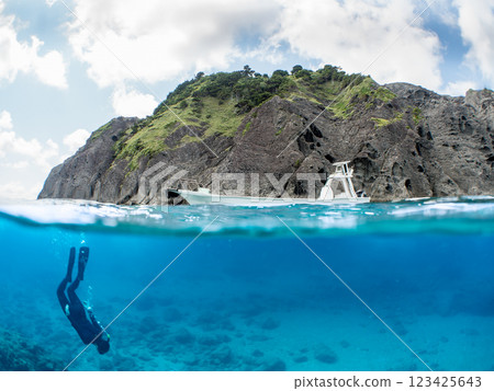 從安全的水域望去，Hirizo Beach Ferry 的漁船半面風景非常美麗。 船上有潛水員。 123425643