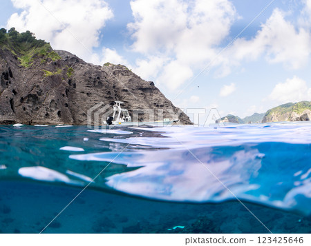 Beautiful half-surface shot of a Hirizohama fishing boat, viewed from safe waters, with divers on board. 123425646