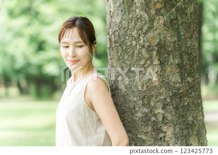 森林中的女人(生態、環境、永續發展目標、道德、永續、樂活) 森林中的女人(生態、環境、永續發展目標、道德、永續、樂活) 123425773