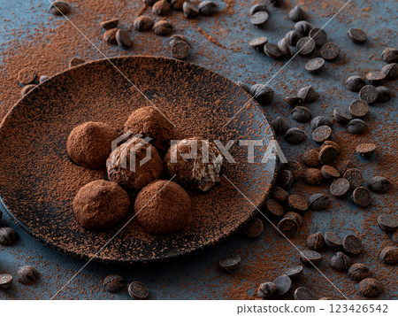 松露巧克力和親吻 123426542