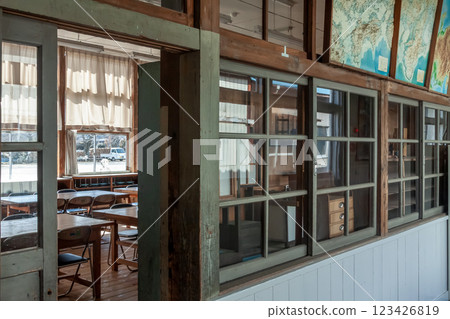 舊朝日小學（茨城縣石岡市）的復古風格教室窗戶 123426819