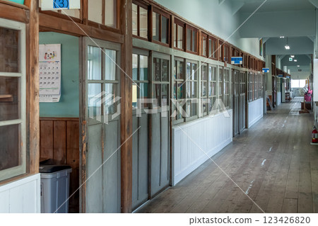 Retro-style classroom windows and corridors at the former Asahi Elementary School [Ishioka City, Ibaraki Prefecture] 123426820