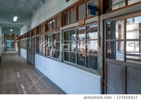 舊朝日小學的復古風格教室窗戶和走廊 [茨城縣石岡市] 123426822