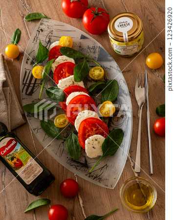 卡普雷塞番茄沙拉桌造型 123426920