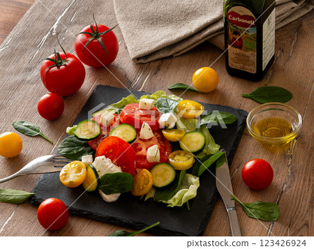 卡普雷塞番茄沙拉桌造型 123426924