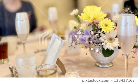 婚宴桌上花後面的男女模糊影像_寬屏 123427162