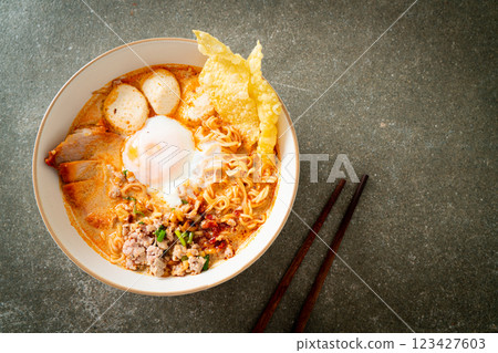 instant noodles with pork and meatballs in spicy soup 123427603