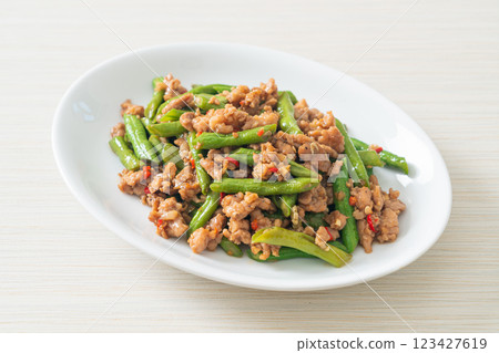 stir-fried french bean or green bean with minced pork 123427619