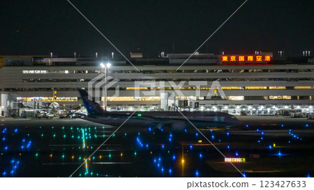 夜晚的羽田機場:燈光明亮的跑道和「東京國際機場」字樣 夜晚的羽田機場:燈光明亮的跑道和「東京國際機場」字樣 123427633