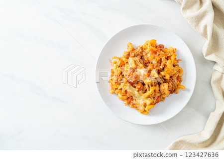 homemade macaroni bolognese with cheese 123427636