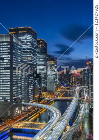 大阪中之島美麗的夜晚與黃昏天空 大阪中之島美麗的夜晚與黃昏天空 123427928