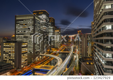 大阪中之島美麗的夜晚與黃昏天空 大阪中之島美麗的夜晚與黃昏天空 123427929