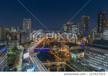 大阪中之島的美麗夜景(天滿橋方向) 大阪中之島的美麗夜景(天滿橋方向) 123427933