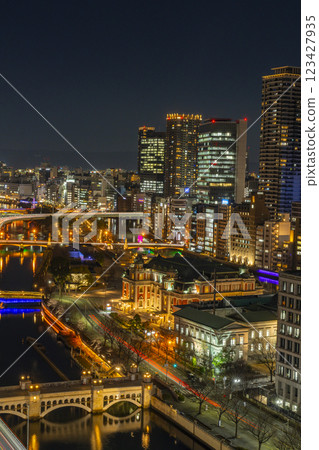 大阪中之島的美麗夜景（天滿橋方向） 123427935