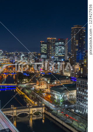 大阪中之島的美麗夜景（可以看到大阪市中央公會堂） 123427936