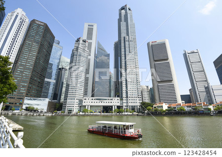 Panoramic view of the Sightseeing Bumboats cruising on the Singapore River and the Financial District skyscrapers along the shore. 123428454