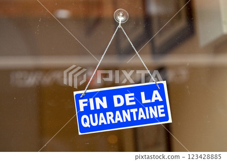 End of quarantine - Sign written in French 123428885